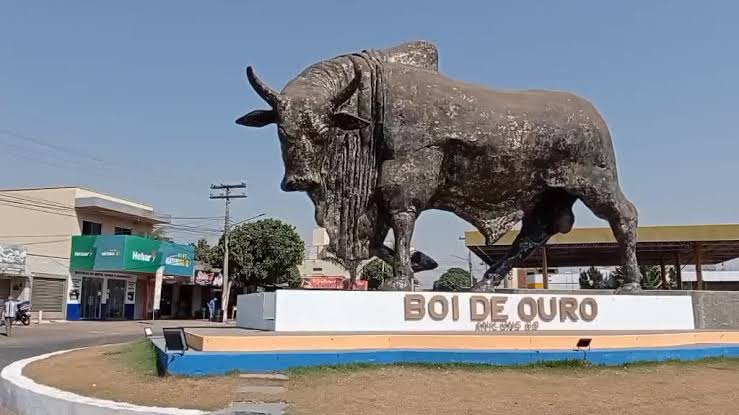 Monumento Boi de Ouro, em Anicuns, Goiás