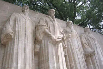 Monumento histórico com esculturas de reformadores cristãos